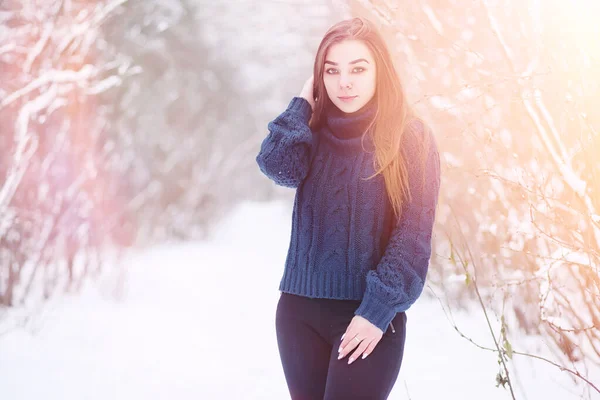 Una joven en un parque de invierno en un paseo. Vacaciones de Navidad en t —  Fotos de Stock