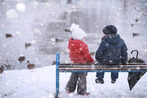 Τα παιδιά περπατούν στο πάρκο πρώτα χιόνι — Φωτογραφία Αρχείου