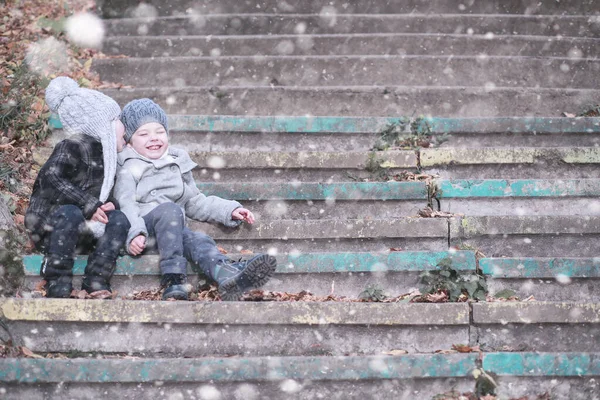 Çocuklar parkta ilk kar yürümek — Stok fotoğraf