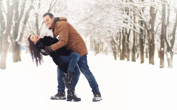 Un jeune couple amoureux en promenade — Photo