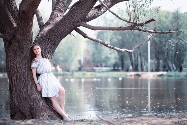 Una chica en un parque verde de primavera — Foto de Stock