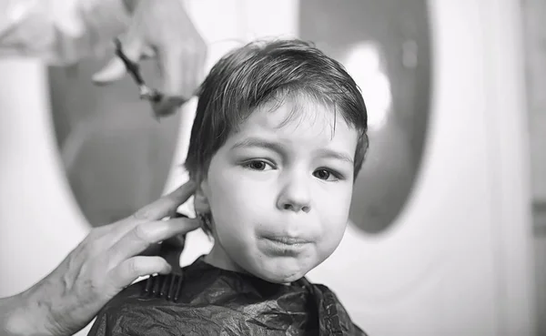 Fodrász és fiú. A fiú csinál a haját. Vágott haj gyermeke i — Stock Fotó