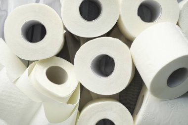 Tuvalet kağıdı rulo halinde. Kar beyazı, yumuşak, üç katmanlı tuvalet kağıdı. Hijyen ürünleri eksikliği. Birincil koruma ve dezenfeksiyon.