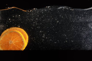 Olgun tatlı portakala su damlaları. Metnin için kopyalama alanı olan yeni Mandarin arkaplanı. Vejetaryen ve vejetaryen kavramı.