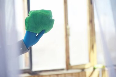 Ev temizliği konsepti. Yüzeylerin tozunu sil. Dezenfektan kapısı TV elektriğini kontrol ediyor. Evdeki karantinada hijyenik tedavi.