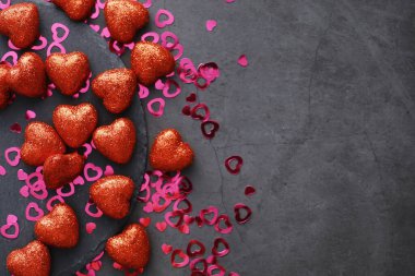 Romantik bir geçmiş. Aşk ve ilişki kavramı. Karanlık arka planda kalp şeklinde figürler. Sevgililer Günü kartı..