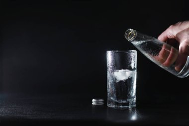 Oturma odasındaki masanın üzerine şişeden arındırılmış temiz su dök. İçme suyu. Maden vitamini suyu. Sağlıklı, mineral zengini, ferahlatıcı su.