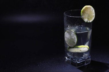 Limonlu su. Taze limonlu su içmek. Maden suyu. Sağlıklı, mineral, ferahlatıcı limonlu su.