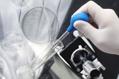 Laboratuvar araştırması. Uyuşturucu testi. Laboratuvarda kimyasal deneyler. Tıp subayının masasında çeşitli test tüpleri ve deney tüpleri var..