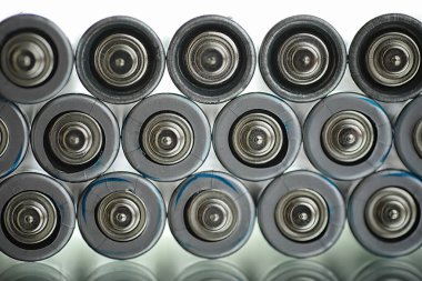 Farklı boyutlarda piller. Çevreye önem vermek. Kullanılmış pillerin imhası.