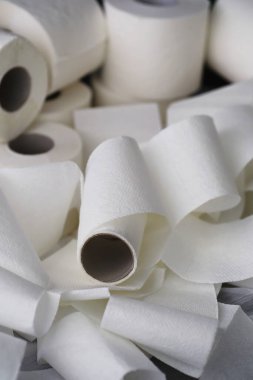 Tuvalet kağıdı rulo halinde. Kar beyazı, yumuşak, üç katmanlı tuvalet kağıdı. Hijyen ürünleri eksikliği. Birincil koruma ve dezenfeksiyon.