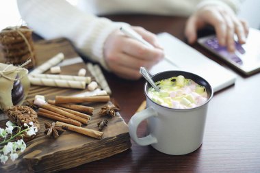 Kış kahvaltısı. Bir fincan sıcak çikolata, şekerleme ve taze pişmiş kurabiyeler. Zencefilli kurabiye ve kahve..