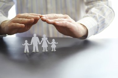 Sigorta teminatı. Hayat ve mülk sigortası. Bir işadamı belge hazırlıyor..