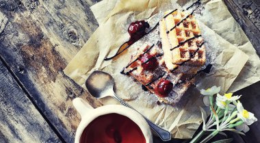 Doldurulmuş Viyana waffle 'ı. Kahve masası. Tatil için kahvaltıda güzel kokulu kurabiyeler..