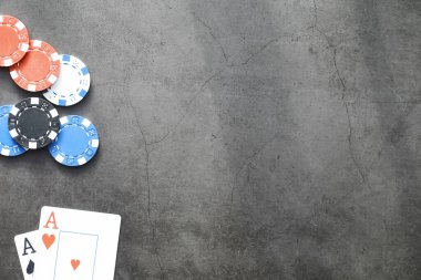 Para için kumar kartı oyunları. Texas Poker Pokeri. Eldeki kartlar, oyun fişleri, bardaktaki bir deste alkol..