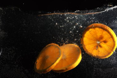 Olgun tatlı portakala su damlaları. Metnin için kopyalama alanı olan yeni Mandarin arkaplanı. Vejetaryen ve vejetaryen kavramı.