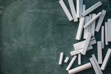 Tebeşir tahtası. Tahtaya yazmak için boya kalemleri. Öğrenme konsepti. Okulda tebeşir tahtası..