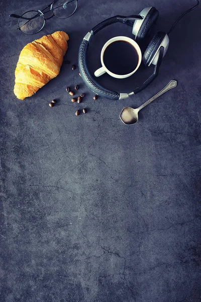 テーブルの上の新鮮なペストリー 朝食のためのフランス風味のクロワッサン — ストック写真