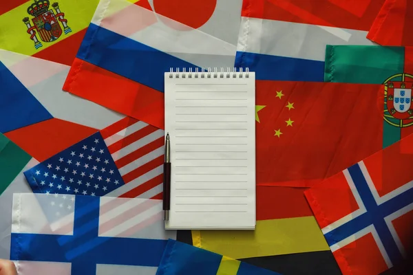 외국어배우기 나라들의 배경에서 출발하는 국기와 헤드폰 — 스톡 사진