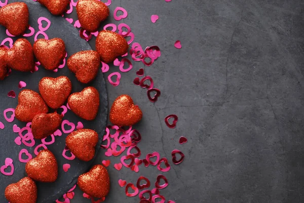 Romantik bir geçmiş. Aşk ve ilişki kavramı. Karanlık arka planda kalp şeklinde figürler. Sevgililer Günü kartı..