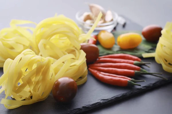 Baharatlı Sebzeli Makarna Siyah Taş Üzerinde Yemek Pişirmek Için Sebzeli — Stok fotoğraf