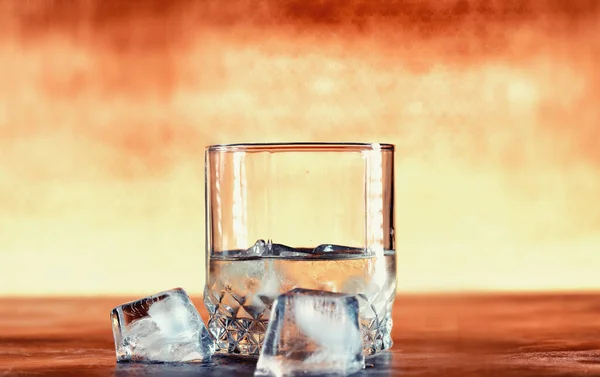 Copo Álcool Duro Com Gelo Num Balcão Bar Uísque Com — Fotografia de Stock