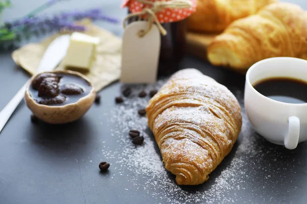 Pâtisseries Fraîches Sur Table Croissant Aromatisé Français Pour Petit Déjeuner — Photo