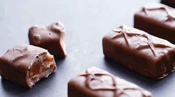 Barras Chocolate Sobre Fondo Negro Contraluz Chocolate Con Relleno Dulces — Foto de Stock