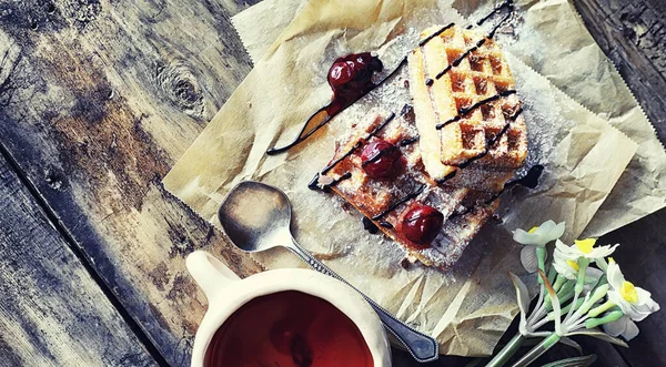 Doldurulmuş Viyana waffle 'ı. Kahve masası. Tatil için kahvaltıda güzel kokulu kurabiyeler..