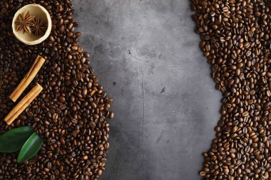 Bir poşet kahve. Kahve çekirdekleri masada kavrulmuş. Pişirmek için yapraklı kahve çekirdekleri.