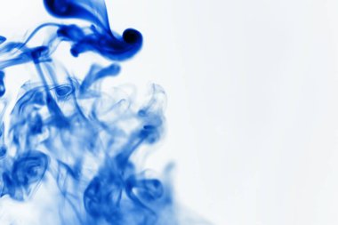 Suyun içinde bir tutam boya. Sudaki boyanın çözülmesi. Su kirliliği. Sanat yaratıcılığı kavramı.