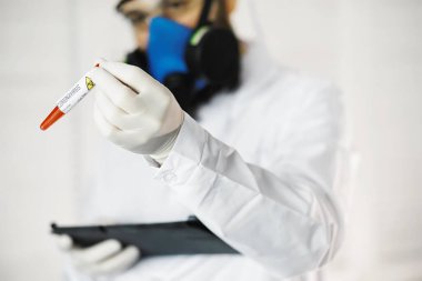 Laboratuvardaki bir bilim adamı viral zatürreenin tedavisi için ilaçları test ediyor. Hastalıklı hastaların Coronovirus kan testi. Dünya salgını.