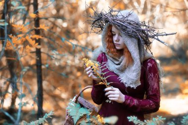 Falcı ormanın derinliklerinde bir ayin düzenler.