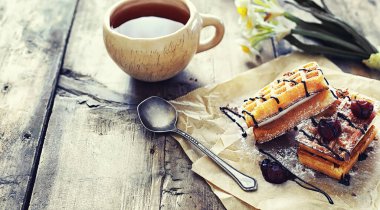 Doldurulmuş Viyana waffle 'ı. Kahve masası. Tatil için kahvaltıda güzel kokulu kurabiyeler..