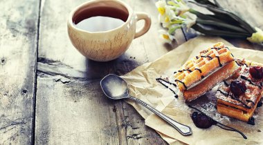 Doldurulmuş Viyana waffle 'ı. Kahve masası. Tatil için kahvaltıda güzel kokulu kurabiyeler..