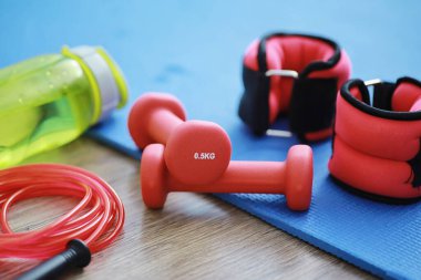 Spor ve sağlıklı yaşam tarzı. Spor aksesuarları. Yoga paspası ve halat atlama. Ev egzersizleri kavramına sahip spor geçmişi.