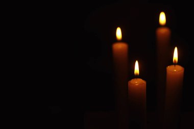 Alevler içindeki bir mumdan yanan mum Wick. Üzüntü ve yalnızlığın sembolü. Başınız sağ olsun. Yanan mum. Din.