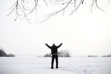 Yürüyüşe çıkmış bir adam. Kış manzarası. Kış yolculuğunda turist.