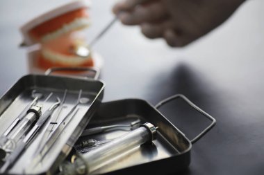 Diş muayenehanesi için ekipman. Ortopedik aletler. İş aletleri olan bir diş teknisyeni. Dişçi metal aletleri.