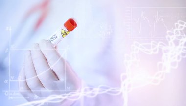 Laboratuvardaki bir bilim adamı viral zatürreenin tedavisi için ilaçları test ediyor. Hastalıklı hastaların Coronovirus kan testi. Dünya salgını.