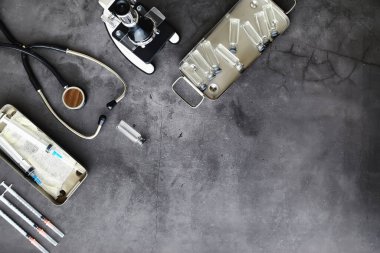 Aşılama. Tek kullanımlık şırıngalar ve üzerinde tıbbi aşılar olan test tüpleri. İlaç ve iğne..