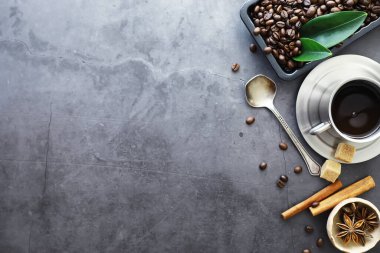 Bir poşet kahve. Kahve çekirdekleri masada kavrulmuş. Pişirmek için yapraklı kahve çekirdekleri.