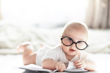 Yeni doğmuş bir bebek yumuşak bir yatakta yatıyor. Çocukların duygu eğitimi.