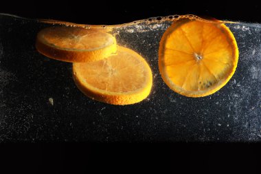 Olgun tatlı portakala su damlaları. Metnin için kopyalama alanı olan yeni Mandarin arkaplanı. Vejetaryen ve vejetaryen kavramı.