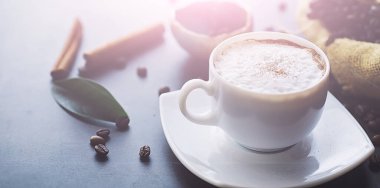 Bir poşet kahve. Kahve çekirdekleri masada kavrulmuş. Pişirmek için yapraklı kahve çekirdekleri.