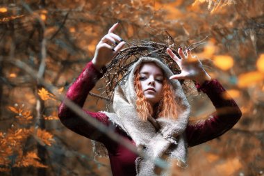 Falcı ormanın derinliklerinde bir ayin düzenler.