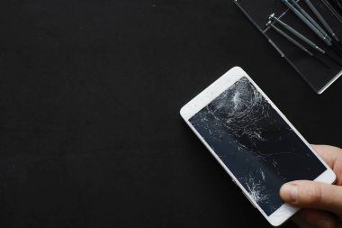 Kırık dokunmatik ekranlı akıllı telefon. Cep telefonu bozuk. Telefon bozuldu. Cep telefonuna kırık cam takmak. Akıllı telefon onarımı.