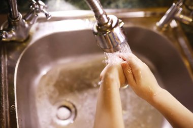 Hijyen kuralları. Yemekten önce el yıkama. Sabunlu antibakteriyel eller. Virüs enfeksiyonunu önlemenin yolu. Coronavirus koruması.