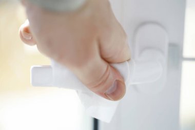 Ev temizliği konsepti. Yüzeylerin tozunu sil. Dezenfektan kapısı TV elektriğini kontrol ediyor. Evdeki karantinada hijyenik tedavi.