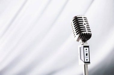 Retro mikrofonun yanında dur. Tripodun üzerindeki mikrofon. Klasik mikrofonlu sanatçının performansı. Mikrofonlu bir sahne.